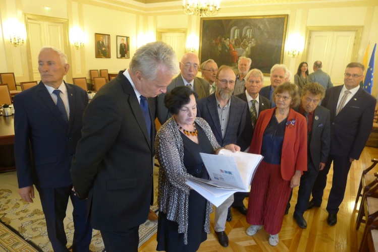 J.E. Prezidentui, Draugijos garbės nariui dr. Gitanui Nausėdai pirmininkė pristato ekslibrisų konkursui atsiųstus darbus