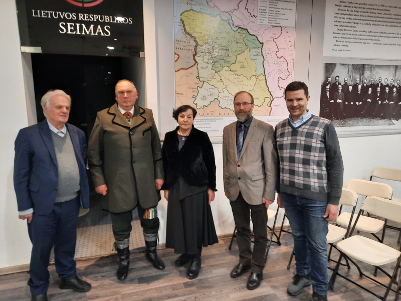 XXVII KMD nariai su LR Seimo lankytojų centro vadovu D.Čečergiu