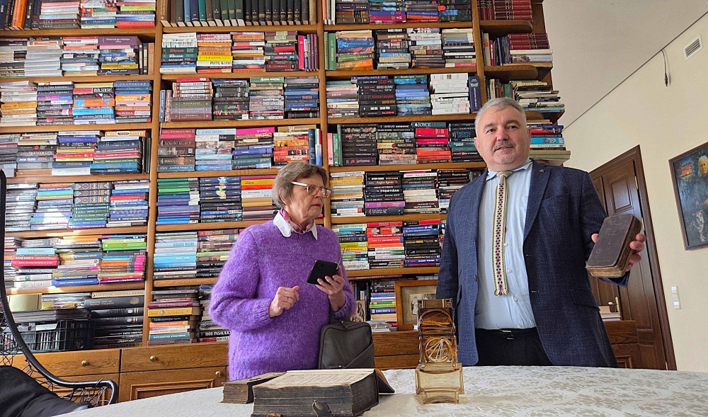 Draugijos nario Jurgio Šeflerio bibliotekoje.2pg