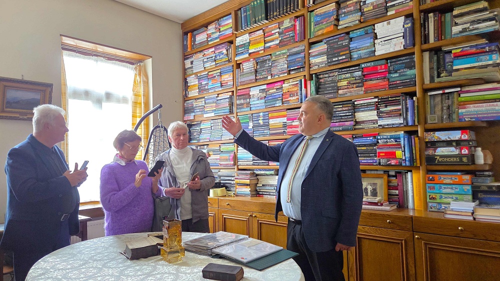 Draugijos nario Jurgio Šeflerio bibliotekoje.3jpg